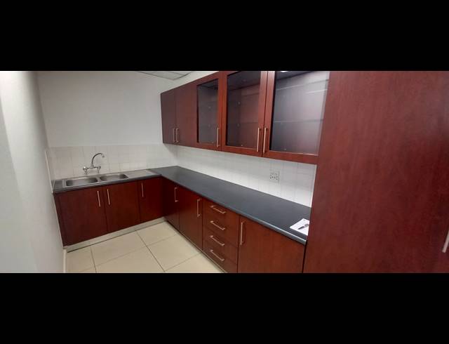 338M² OFFICE TO LET IN BRYANSTON